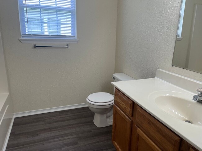 Building Photo - ADORABLE 3 BEDROOM HOUSE READY!