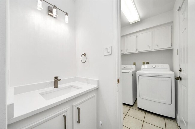 Building Photo - 11415 Ella Lee Dr