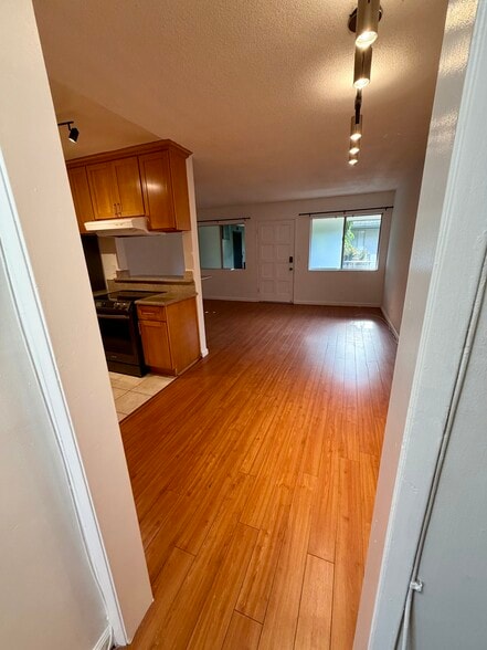 Dining area - 3045 E Theresa St