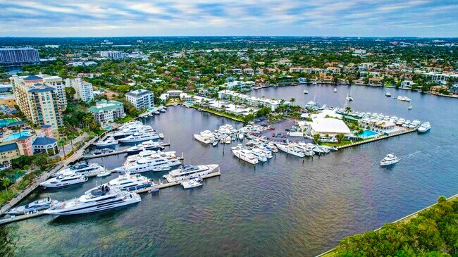 Building Photo - 2727 Yacht Club Blvd
