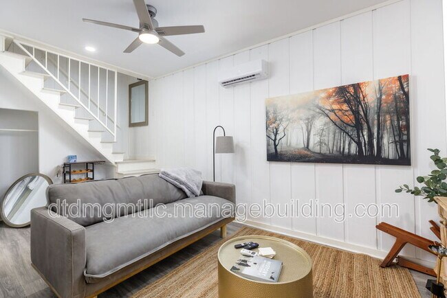 Building Photo - 110 E Craig Pl