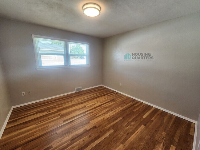 Building Photo - Beautiful single family home just minutes from Argonne and Upriver Drive!