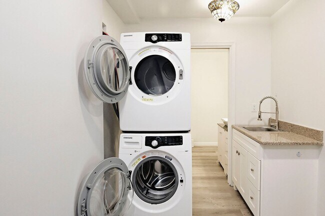 Building Photo - Pet-Friendly End-Unit Ridgecrest Townhome