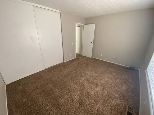 Building Photo - Spacious Aurora Townhome