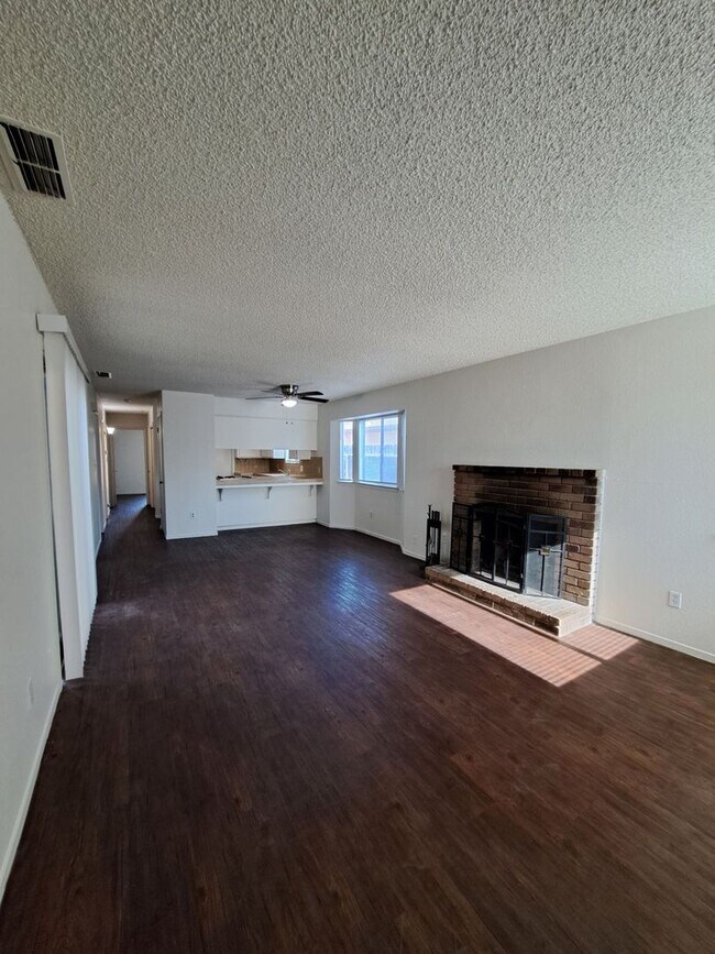 Building Photo - Central Unified District 3-bedroom 2-bathr...