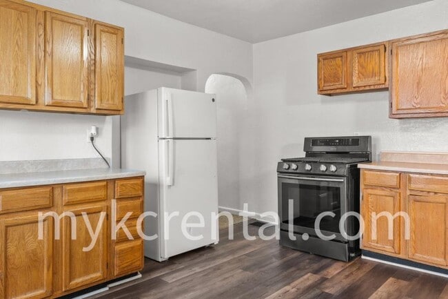 Building Photo - 1131 Hasbrook Ave