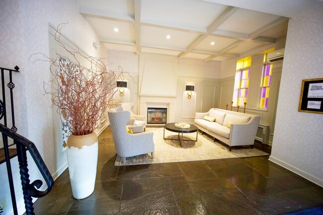 Building Photo - 2 Spruce St