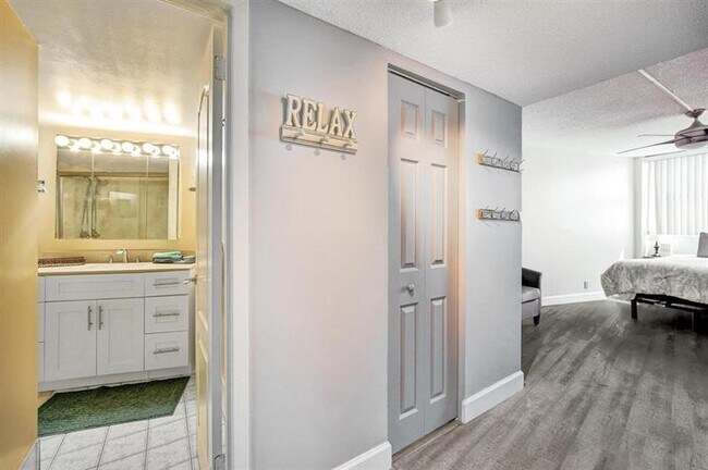 Building Photo - 100 Golden Isles Dr