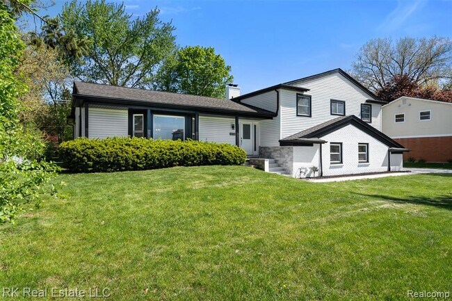 Building Photo - 30728 W 14 Mile Rd