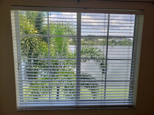 Building Photo - Lakeside Village Townhouse 2 Bedroom  2.5 Bath Available for Short-Term Rental