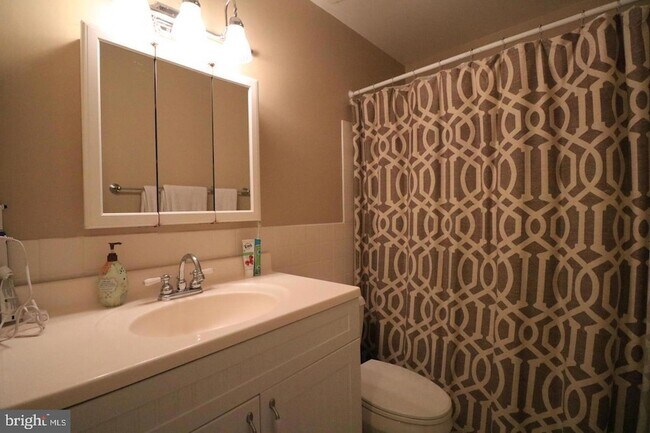 Building Photo - 748 Azalea Dr