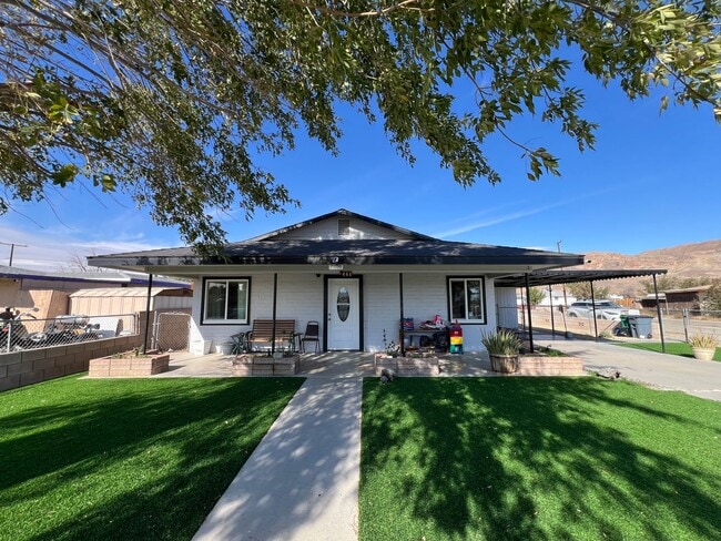 Building Photo - Beautiful 3 Bedroom 1 Bathroom House with Fenced and Landscaped Yard with All Utilities Included