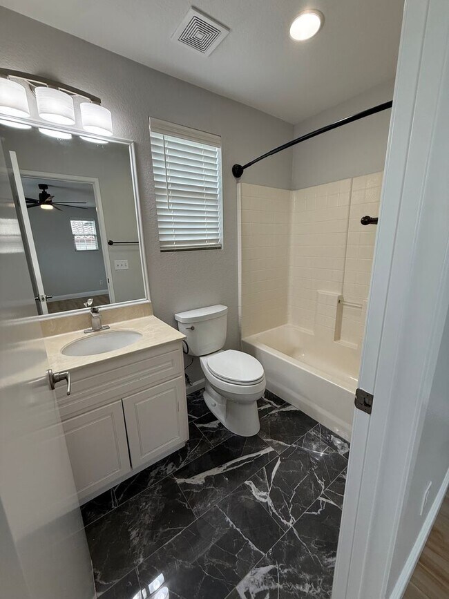 Building Photo - Spacious 6 bedroom 6 bathroom house in cov...