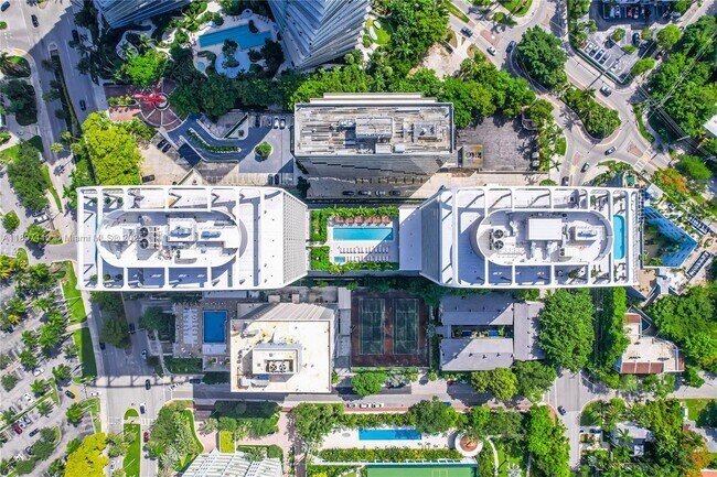 Building Photo - 2655 S Bayshore Dr