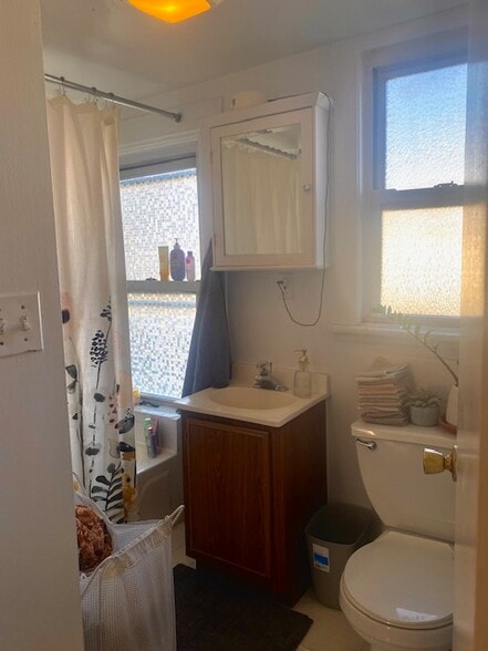 Building Photo - 2222 W Dickens Ave