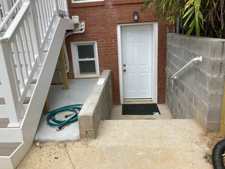 Building Photo - 622 Kenyon St NW