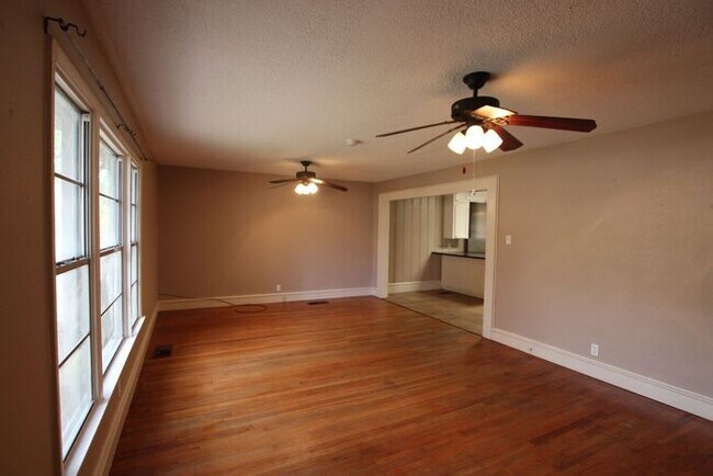 Building Photo - Charming 3 Bedroom 2 Bath Near TJC!