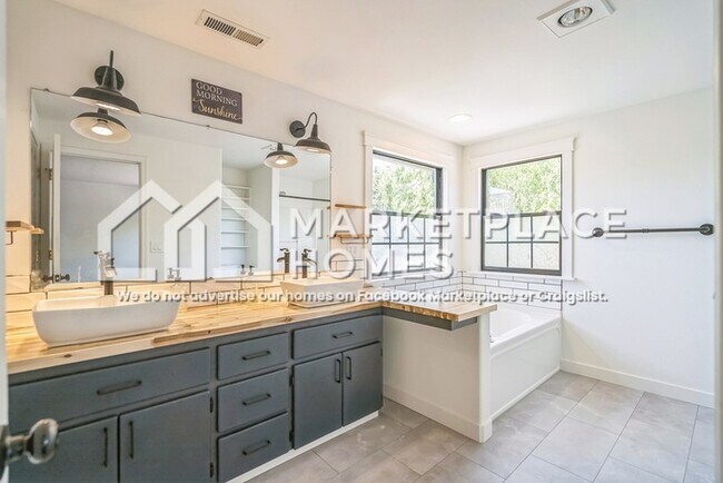 Building Photo - 304 NW 25th Pl