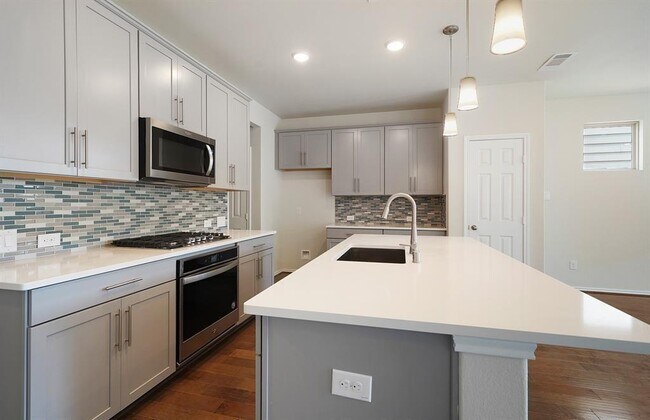 Building Photo - 8647 Cedardale Park Dr