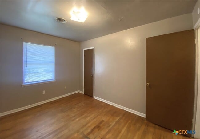 Building Photo - 2116 Circle Dr