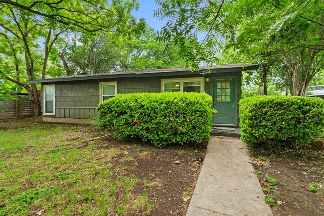 Building Photo - 3000 Fontana Dr