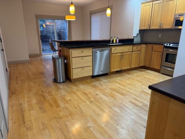 Building Photo - Partially furnished sort term  West Side Location