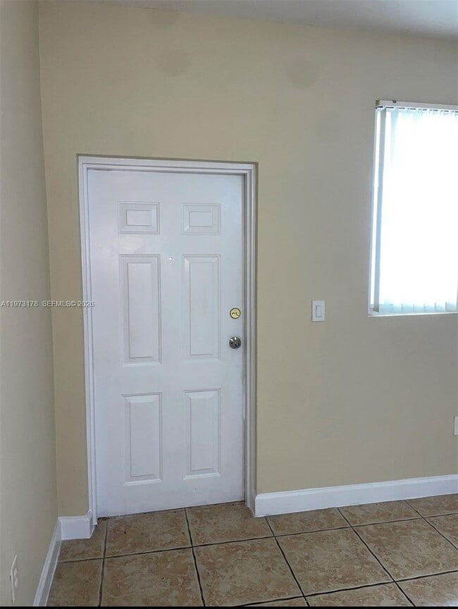 Building Photo - 1661 SE 29th Ct