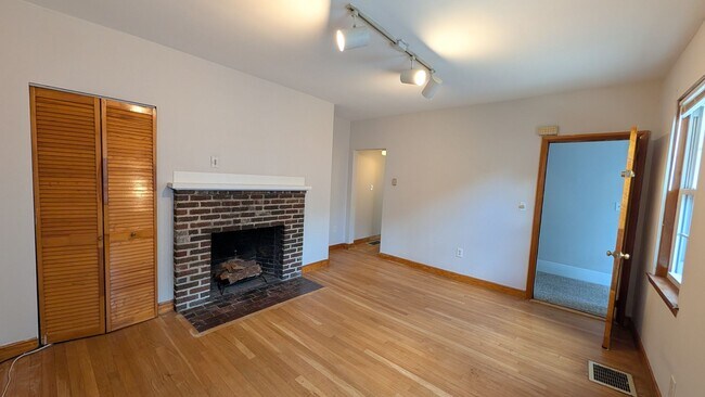 Building Photo - Super Charming 1-Bed in Watertown - Parking Spot Incl!