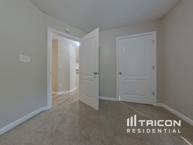 Building Photo - 4650 Camelot Dr