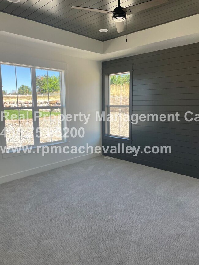 Building Photo - Gorgeous 3 br 2 bath home in Hyde Park! Ha...