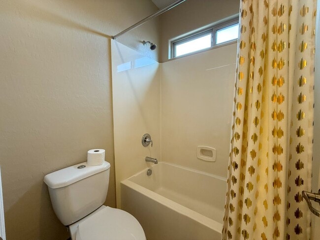 Building Photo - Luxury 6/BD 4.5/BA Large Furnished Home with Dual Primary Suites in Gated Community