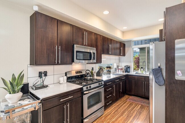 Building Photo - 1220 E Columbia St