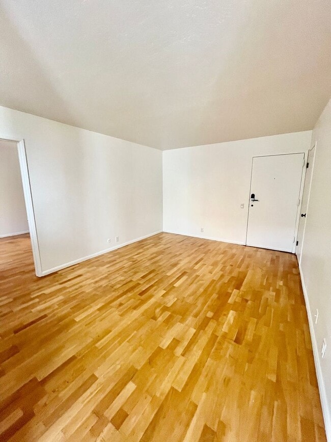 Building Photo - Charming 2 Bed 2 Bath Condo with Washer and Dryer!