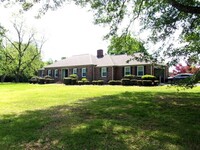 Building Photo - Spacious 3 Bedroom Brick Ranch Minutes fro...