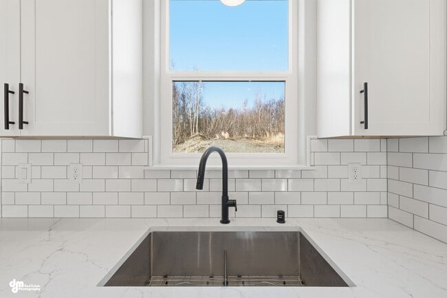 Building Photo - 4 Bedroom | 2.5 Bathroom | 2 Car Garage - Convenient Location!