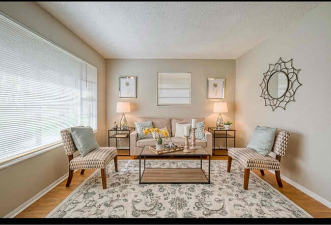Building Photo - 2220 Eudine Dr W