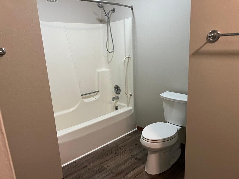 main bath - 109 Woodview Dr