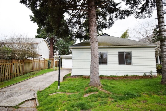 Building Photo - 2BD/1BA House with Garage!! Washer/Dryer i...