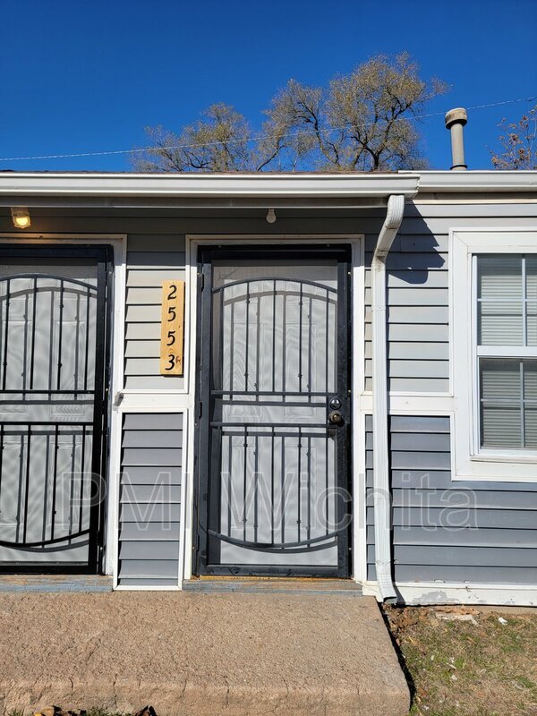Building Photo - 2557 N Park Pl