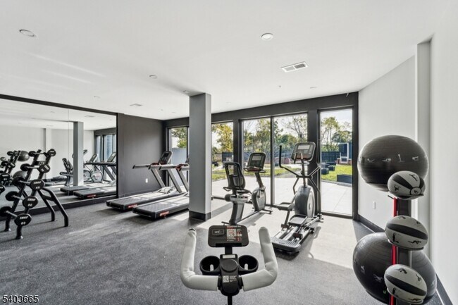 Building Photo - 140 W Webster Ave