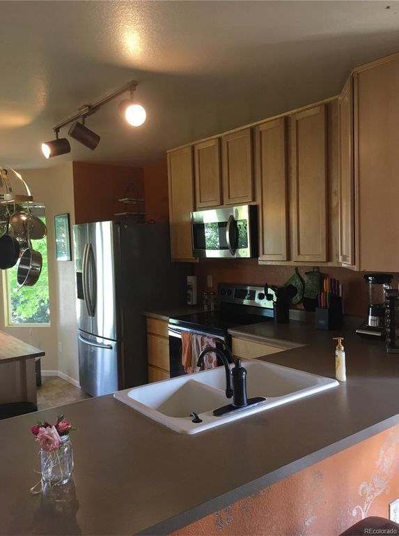 Building Photo - 4 Bed 3 1/2 Bath
