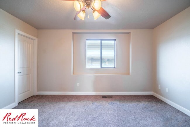 Building Photo - 3 Bedroom Townhome In Southgate Community