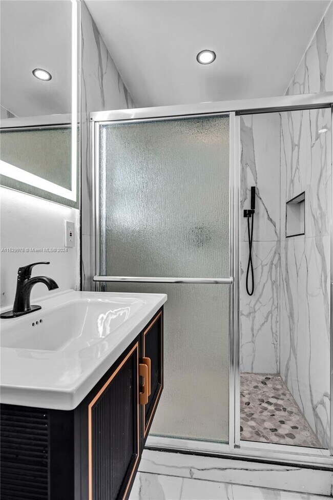 Building Photo - 420 S 61st Terrace