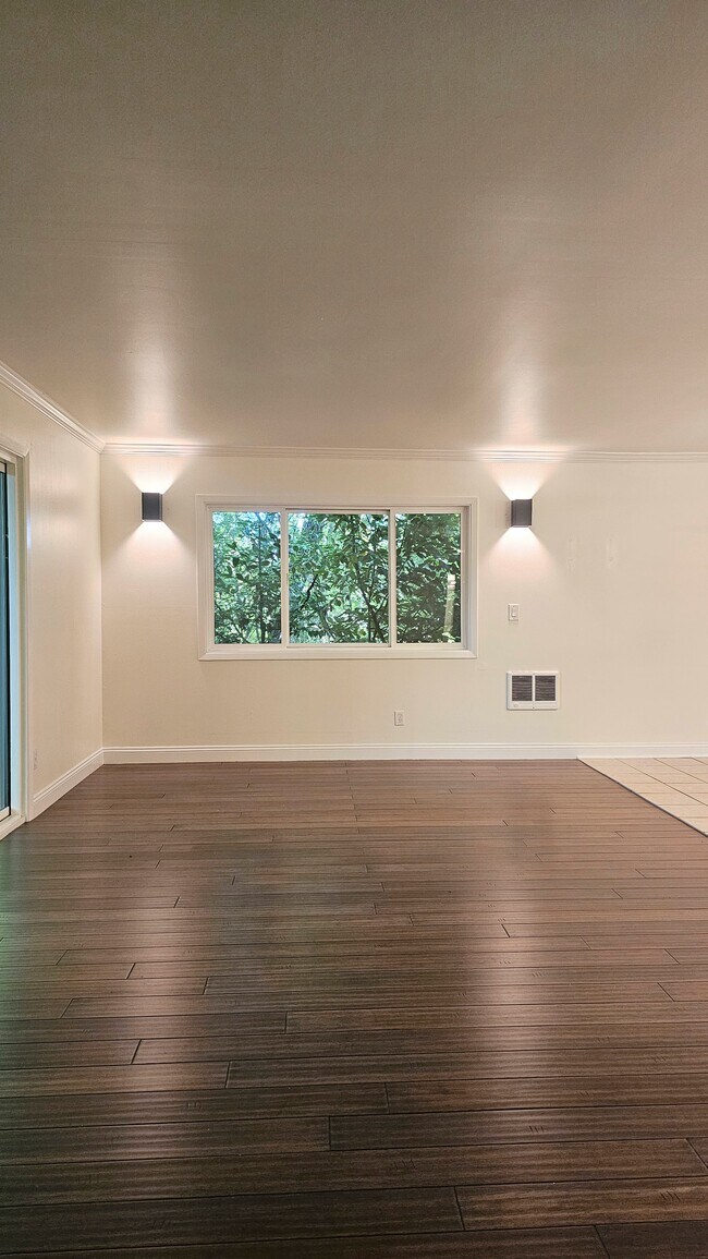 LIVING ROOM - 1500 SW Skyline Blvd