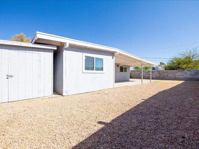 Building Photo - 4 Bedroom 2 Bathroom