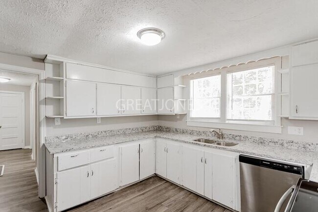 Building Photo - NOW OFFERING 1/2 MONTH FREE IF LEASE SIGNE...