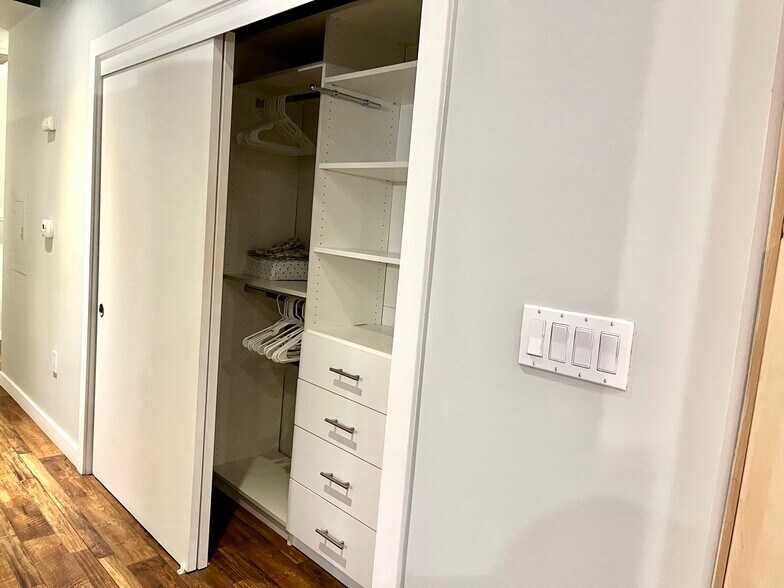 Building Photo - 889 Date St