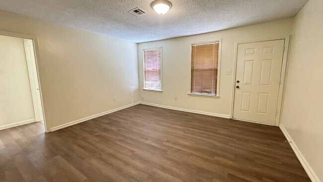 Building Photo - 711 Plum St