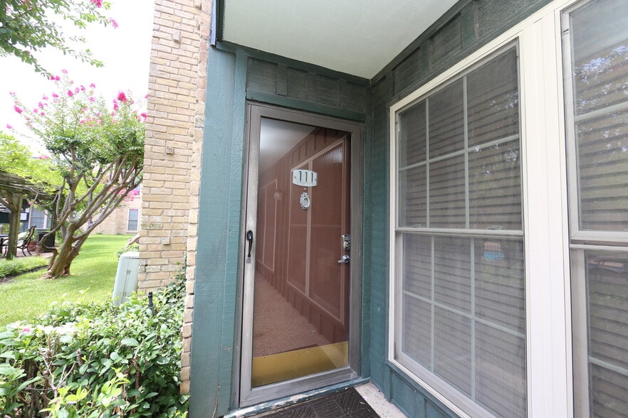 Building Photo - 7727 Meadow Park Dr