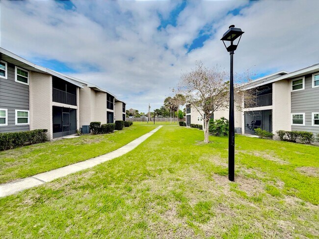 Building Photo - 865 Sky Lake Cir